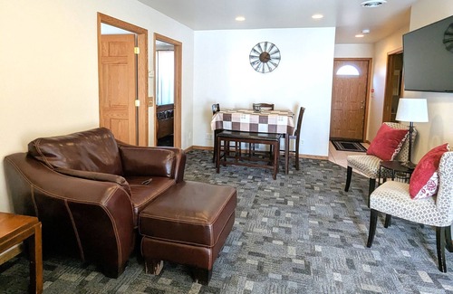 Whittaker Haus | Möbliertes Gästehaus in der Nähe von Ann Arbor mit herrlichem Blick auf privaten Teich.