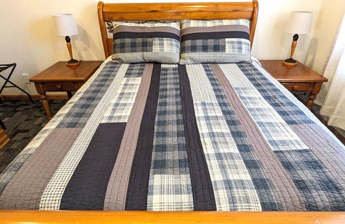 Whittaker Haus | Möbliertes Gästehaus in der Nähe von Ann Arbor mit herrlichem Blick auf privaten Teich.