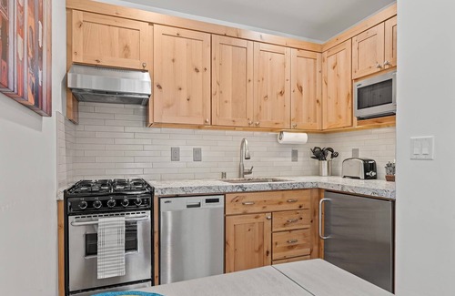 Tahoe Vista Kabine | Updated and Sleek End Unit Condo with Privacy and Perfection!