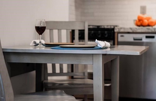 Tahoe Vista Kabine | Updated and Sleek End Unit Condo with Privacy and Perfection!