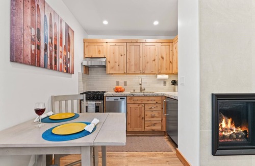 Tahoe Vista Kabine | Updated and Sleek End Unit Condo with Privacy and Perfection!