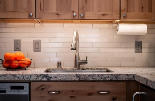 Tahoe Vista Kabine | Updated and Sleek End Unit Condo with Privacy and Perfection!