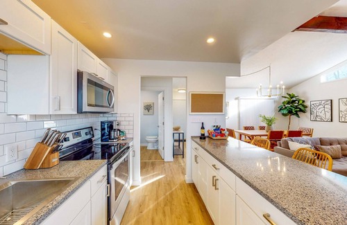 Simonton Lake Haus | Updated charmer with a well-equipped kitchen