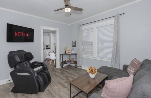 Little Italy Wohnung | Updated Cleveland Apt: Heart of Little Italy! with Massage Chair & Hot Tub!