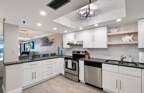 New Smyrna Beach Eigentumswohnung | Updated direct oceanfront condo with a balcony, beachfront heated pool and beach access