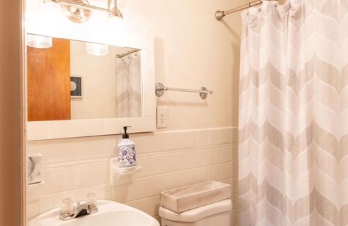 Whitehall Wohnung | Updated guest apartment with lake views and close to Lake Michigan beaches