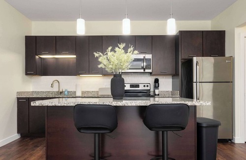 Grandview Heights Wohnung | Updated luxury 1 Bedroom unit with a pool and hot