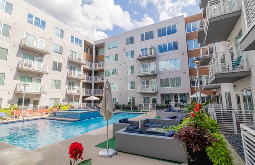 Grandview Heights Wohnung | Updated luxury 1 Bedroom unit with a pool and hot