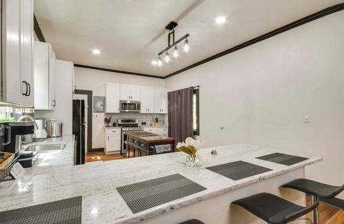 Greenwood Wohnung | Updated Greenwood Cottage Apt < 1 Mi to Dtwn!