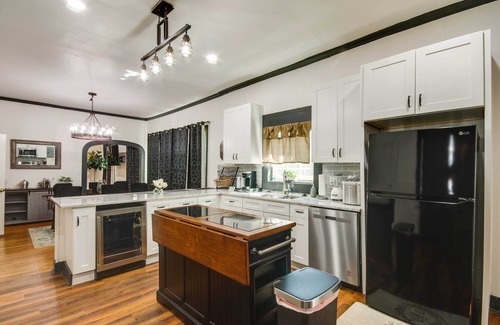 Greenwood Wohnung | Updated Greenwood Cottage Apt < 1 Mi to Dtwn!