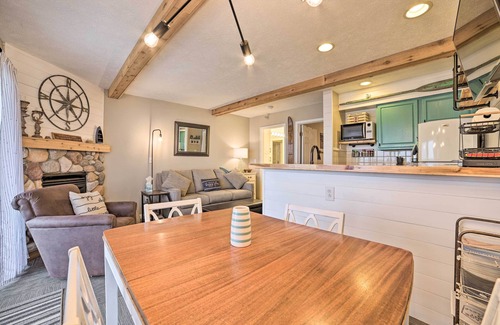 Onekama Eigentumswohnung | Updated Onekama Resort Condo on Portage Lake!