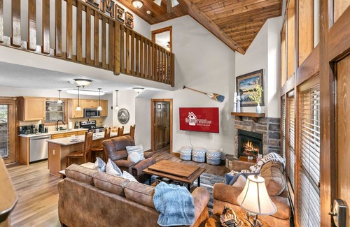 Reeds Spring Kabine | Updated Stonebridge Lodge, Log Beds, Deck with TV and Large Grill , Open Yard | 115