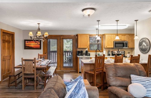 Reeds Spring Kabine | Updated Stonebridge Lodge, Log Beds, Deck with TV and Large Grill , Open Yard | 115