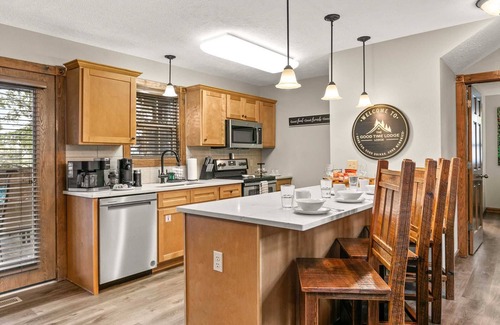 Reeds Spring Kabine | Updated Stonebridge Lodge, Log Beds, Deck with TV and Large Grill , Open Yard | 115