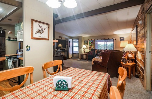 Klamath Lake Haus | Upgraded Rustic Themed Retreat w/screened porch in Rocky Point.