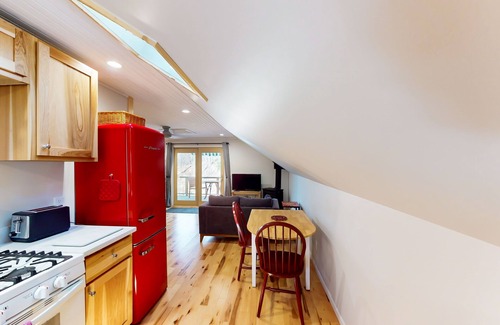 Lake Township Wohnung | Upper level retreat with a furnished deck, fireplace, fast WiFi, & full kitchen