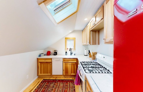 Lake Township Wohnung | Upper level retreat with a furnished deck, fireplace, fast WiFi, & full kitchen