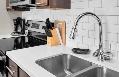 Downtown Des Moines Wohnung | Upscale 1 BR Apt Dwntn & Hot Tub!