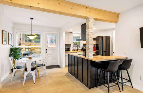 Dicken Haus | Upscale 3BR/2BA w/ Jacuzzi, Steps from Big House!