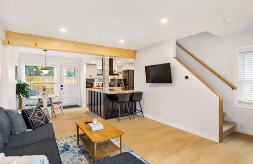 Dicken Haus | Upscale 3BR/2BA w/ Jacuzzi, Steps from Big House!