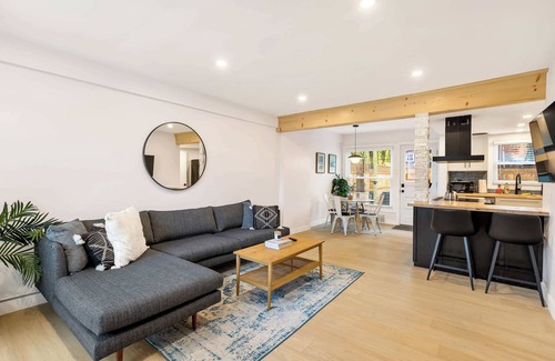 Dicken Haus | Upscale 3BR/2BA w/ Jacuzzi, Steps from Big House!