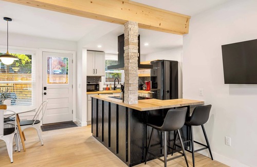 Dicken Haus | Upscale 3BR/2BA w/ Jacuzzi, Steps from Big House!