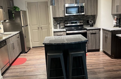 Duluth Wohnung | Upscale Apartment w/ Pool, Near Restaurants, Hospital, Malls, Interstate & Arena