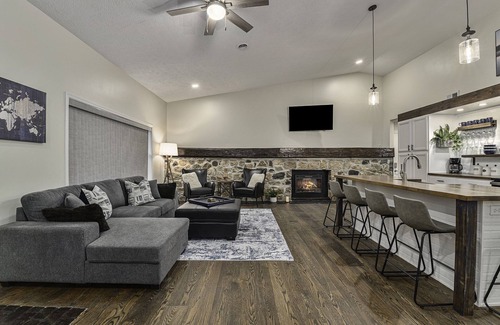 Interlochen Kabine | Upscale boutique lodge suite in the of heart of beautiful Grand Traverse County!