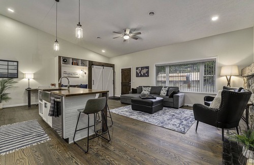 Interlochen Kabine | Upscale boutique lodge suite in the of heart of beautiful Grand Traverse County!