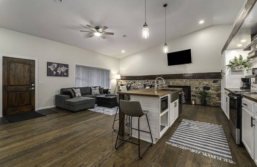 Interlochen Kabine | Upscale boutique lodge suite in the of heart of beautiful Grand Traverse County!