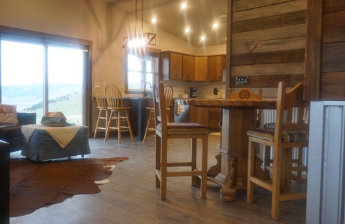 Glacier Country Kabine | Upscale cabin, 10000 acre cattle ranch. Views, abundant wildlife & hiking.