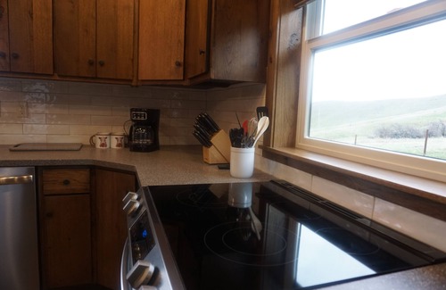 Glacier Country Kabine | Upscale cabin, 10000 acre cattle ranch. Views, abundant wildlife & hiking.