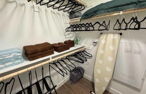 Lyon Street Wohnung | Upscale Escape 10 Min from Disneyland With Pool & Gym