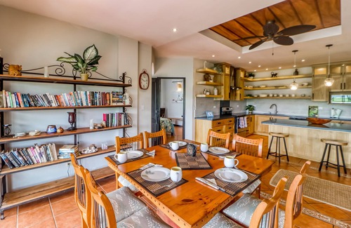 Playa Flamingo Eigentumswohnung | Upscale getaway on ocean-view property - pool, outdoor kitchen, and fast Wifi