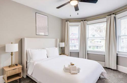 Cleveland Haus | Upscale Home near Downtown Cle, R&R HoF, Beach, Arena