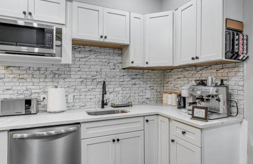 Cleveland Haus | Upscale Home near Downtown Cle, R&R HoF, Beach, Arena