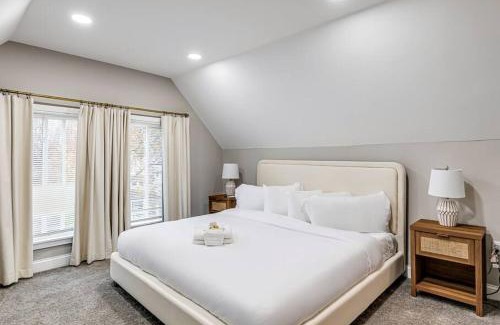 Cleveland Haus | Upscale Home near Downtown Cle, R&R HoF, Beach, Arena