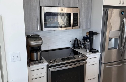 MIT Wohnung | Upscale home with breathtaking view, full kitchen, living room and balcony