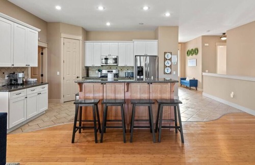 Latah Valley Haus | Upscale Huge Home/ 2 Decks w Views/ 2 Living Rooms