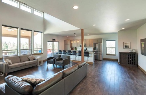 Rexford Haus | Upscale Lake House! 2 King Master Suites! Kayaks,Bikes,Basketball,EV/RV plug-in!