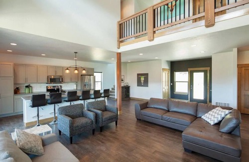 Rexford Haus | Upscale Lake House! 2 King Master Suites! Kayaks,Bikes,Basketball,EV/RV plug-in!