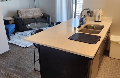 Madison Wohnung | Upscale Modern appt near the Airport and Warner Park!