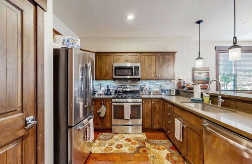 Truckee Haus | Upscale Modern Townhome with Pool, Spa and Sauna Access