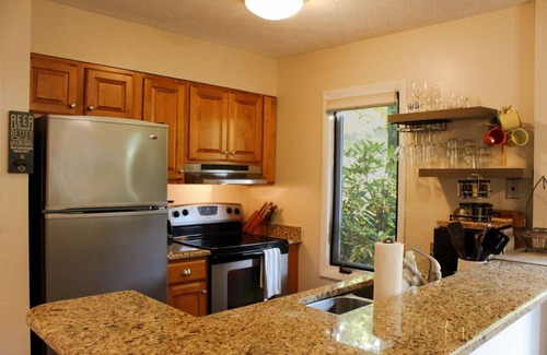 Nellysford Eigentumswohnung | Upscale Wintergreen Getaway. Golf View Deck, Pool, and Modern Comforts