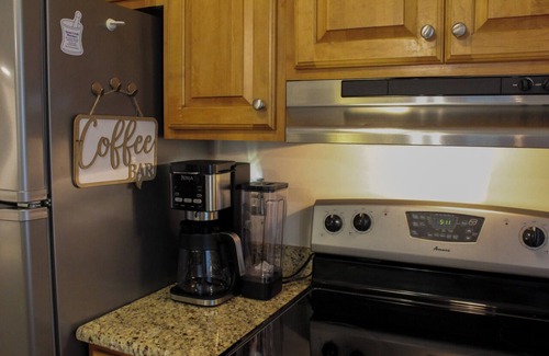 Nellysford Eigentumswohnung | Upscale Wintergreen Getaway. Golf View Deck, Pool, and Modern Comforts