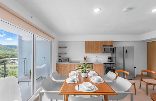 Barrio Santa Lucia Eigentumswohnung | Upstay Modern High Rise Condo—5 min to Jaco Beach