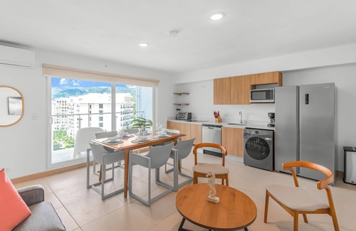 Barrio Santa Lucia Eigentumswohnung | Upstay Modern High Rise Condo—5 min to Jaco Beach