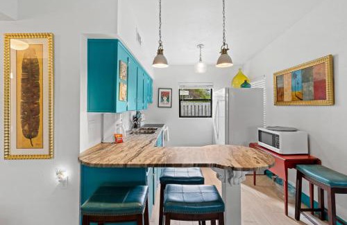 Cocoa Beach Wohnung | Uptown Cottage - Walk to the Beach and Restaurants