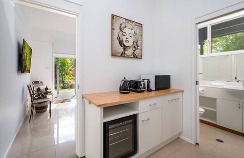 Bomaderry Haus | Uralla House - Urban Bush Retreat, centrally located with 2 Master Bedrooms