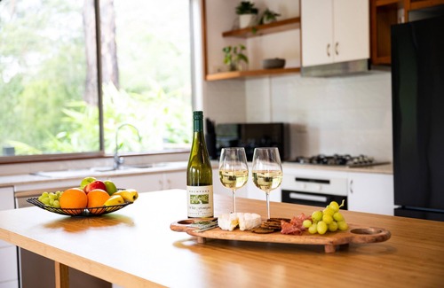 Bomaderry Haus | Uralla House - Urban Bush Retreat, centrally located with 2 Master Bedrooms